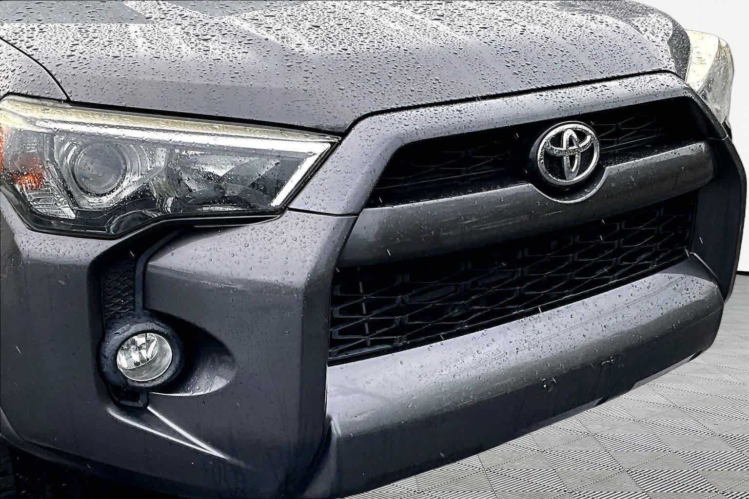 Used 2016 Magnetic Gray Metallic Toyota SR5 image 29