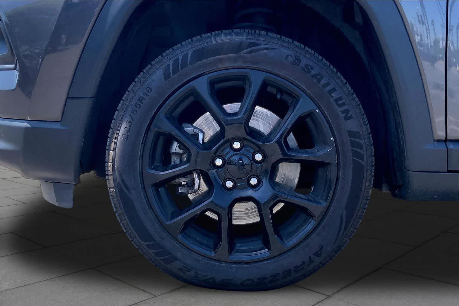 Used 2023 Granite Crystal Metallic Clearcoat Jeep Altitude image 10