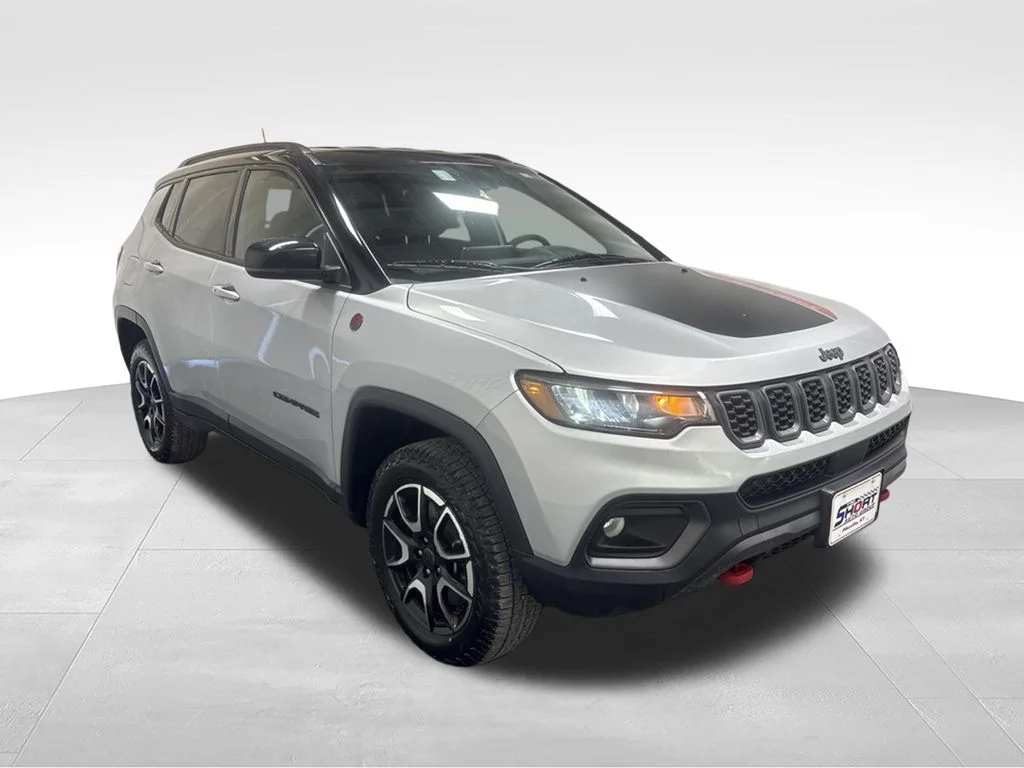 Used 2025 Silver Jeep Trailhawk image 3
