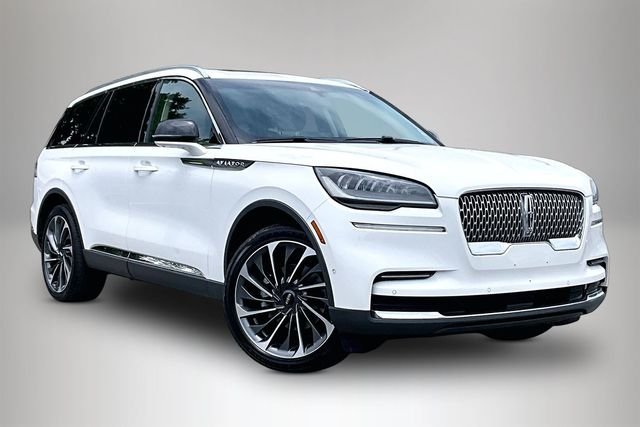 Used 2023 White Lincoln Reserve image 1