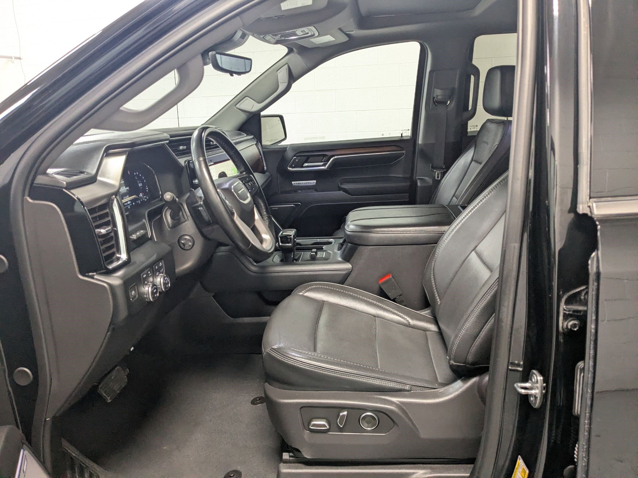 Used 2024 White GMC Denali image 18