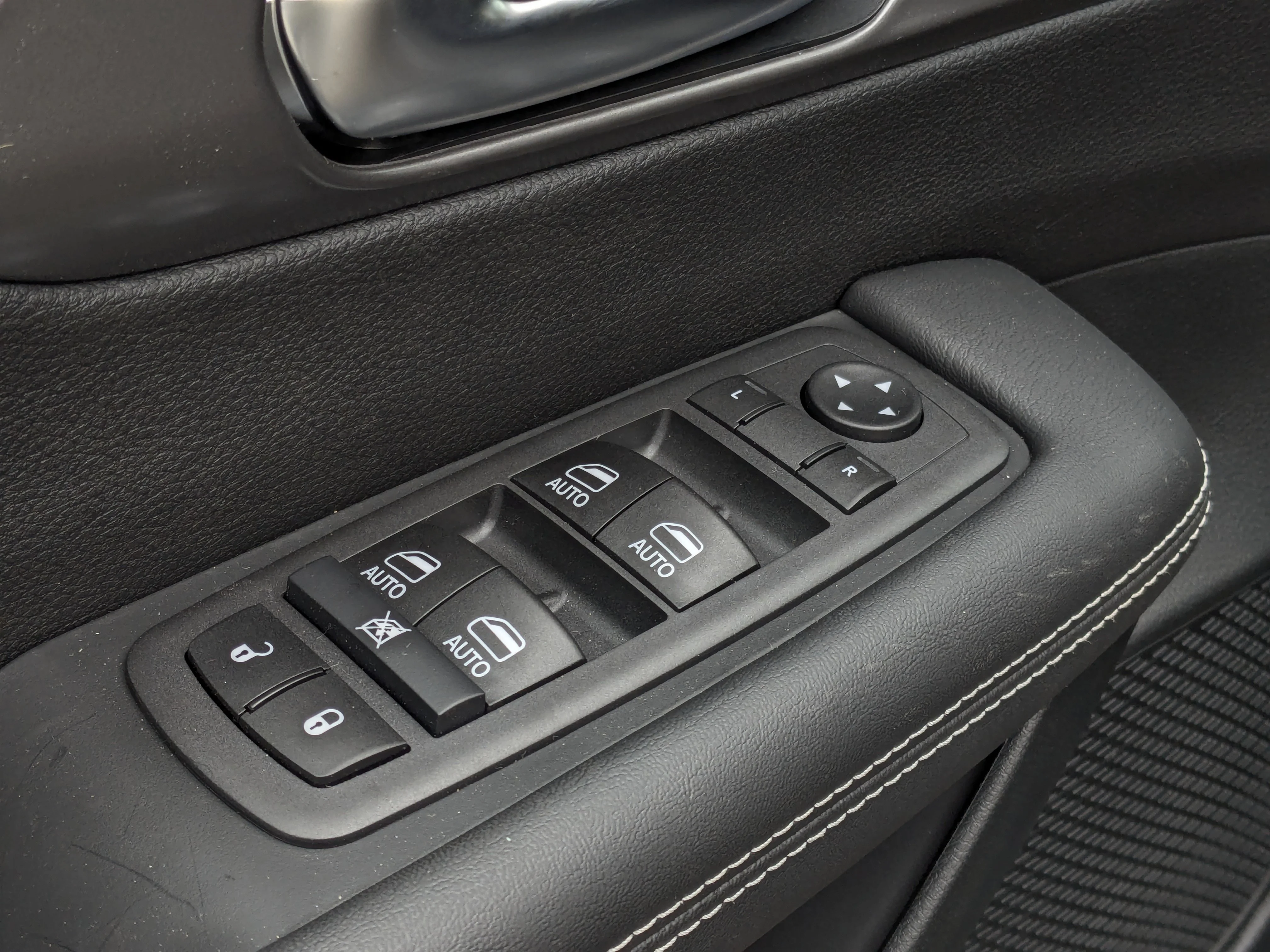 New 2026 Black Chrysler SXT - Power Liftgate - Power Sliding Doors - Leather - Remote Starter & Tons More! image 13