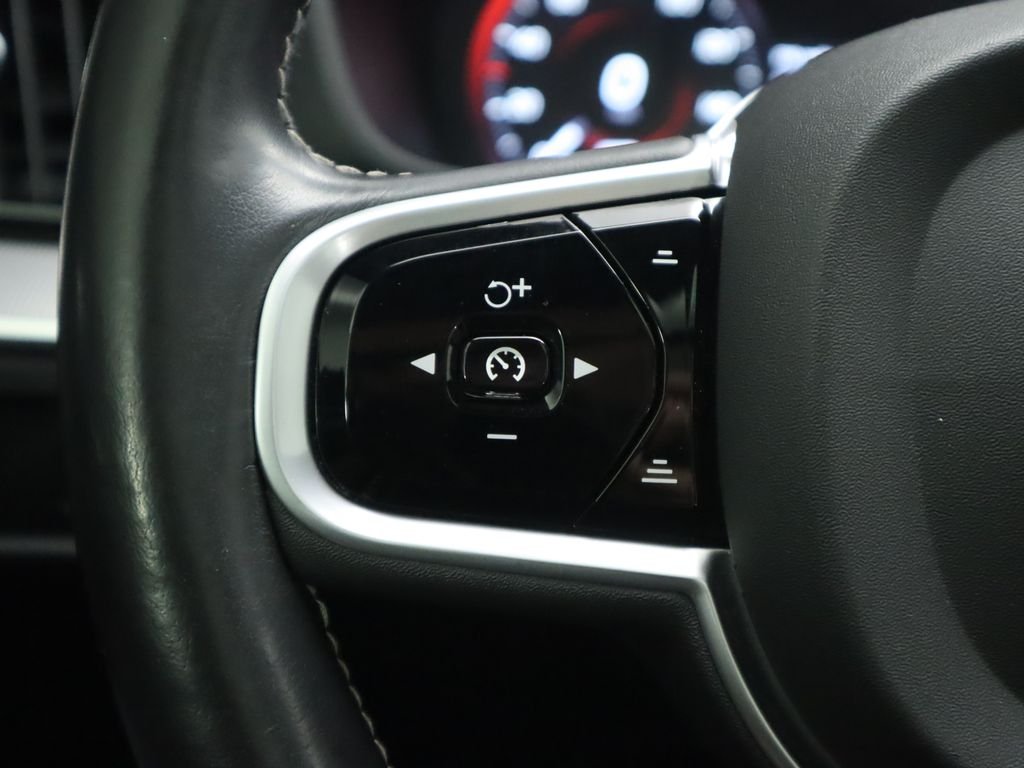2021 Volvo XC60 R-Design - Photo 11
