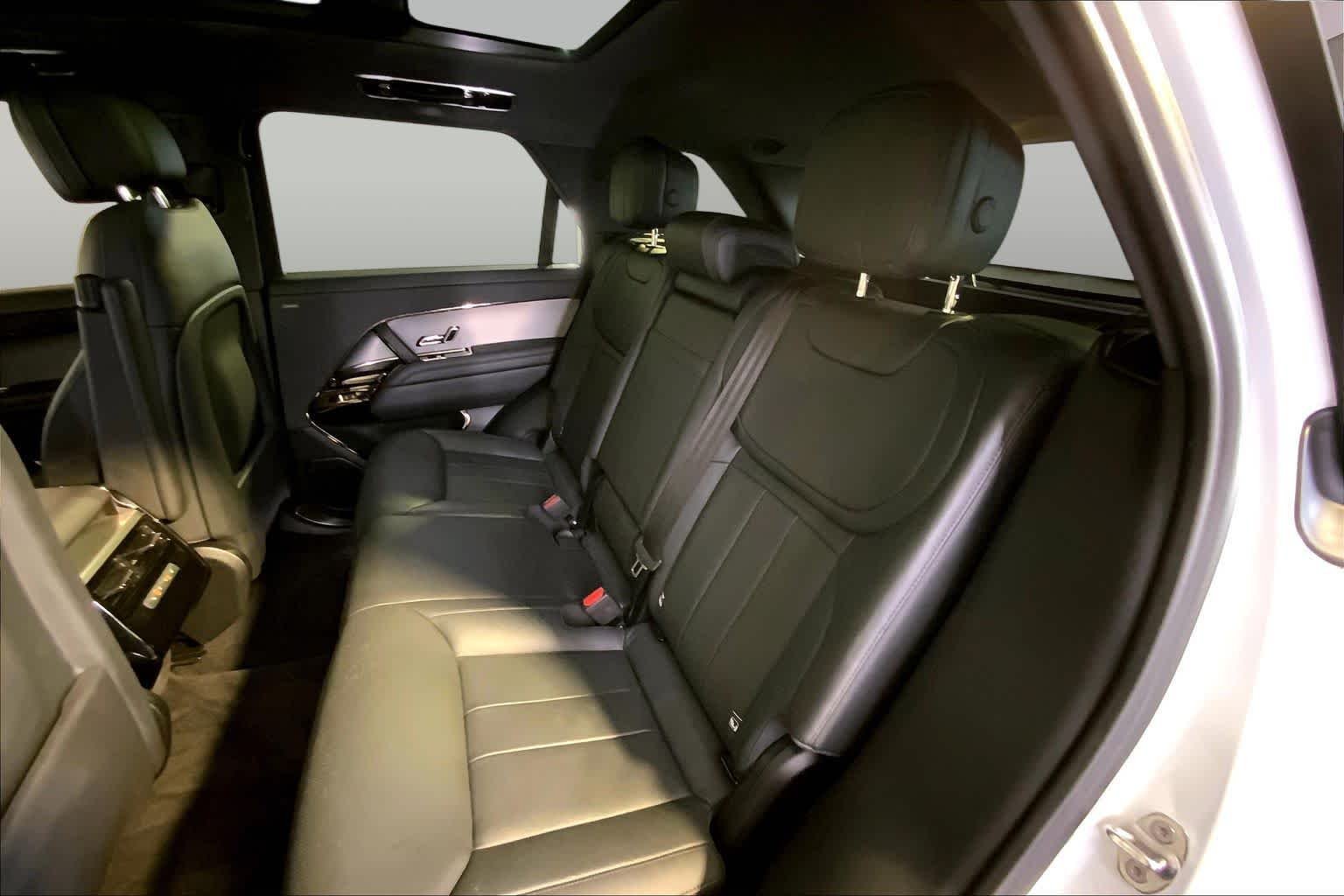 Used 2023 Fuji White Land Rover SE image 21
