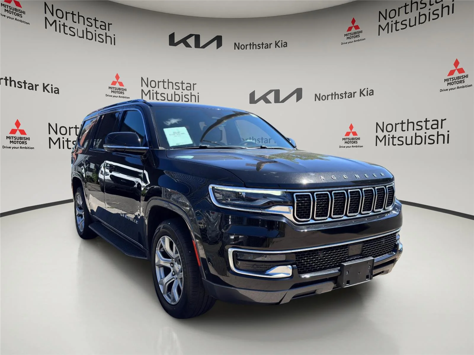 Used 2022 Diamond Black Crystal Pearlcoat Jeep Series II image 5
