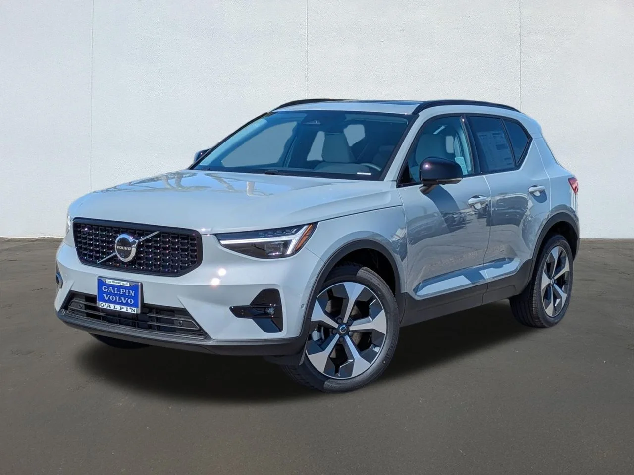 2026 Volvo XC40 B5 Plus Dark AWD's photo