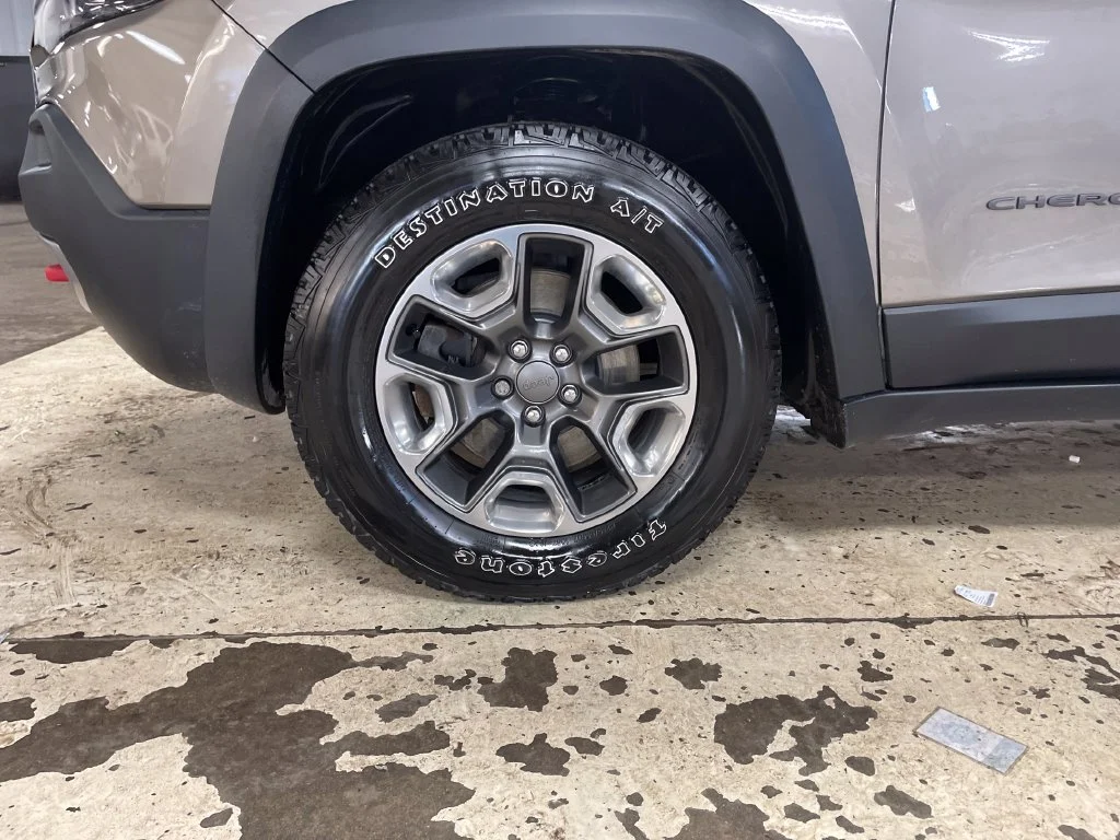 Used 2019 Beige Jeep Trailhawk image 11