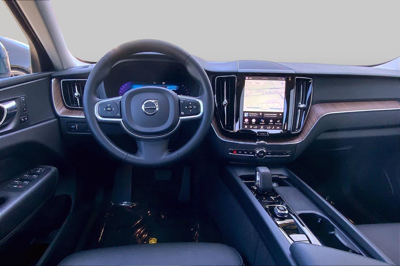 Pre-Owned 2022 Volvo XC60 Momentum