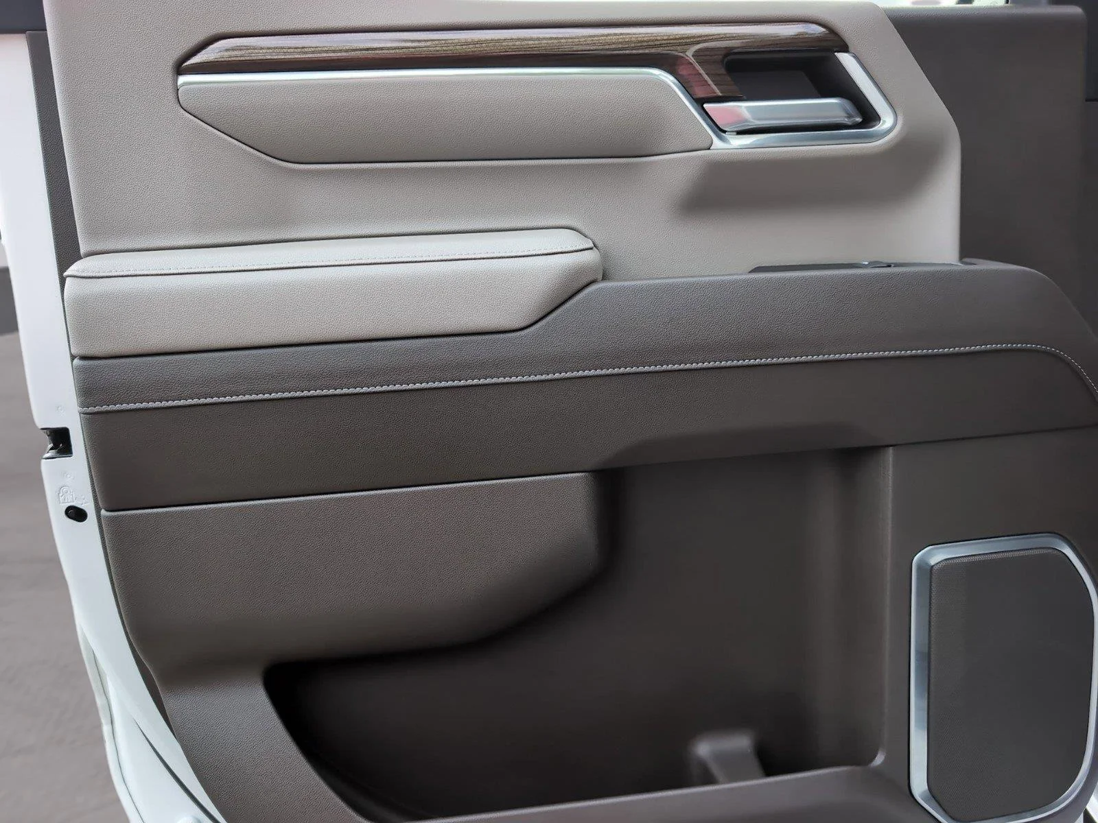 Used 2022 Summit White Chevrolet RST image 34