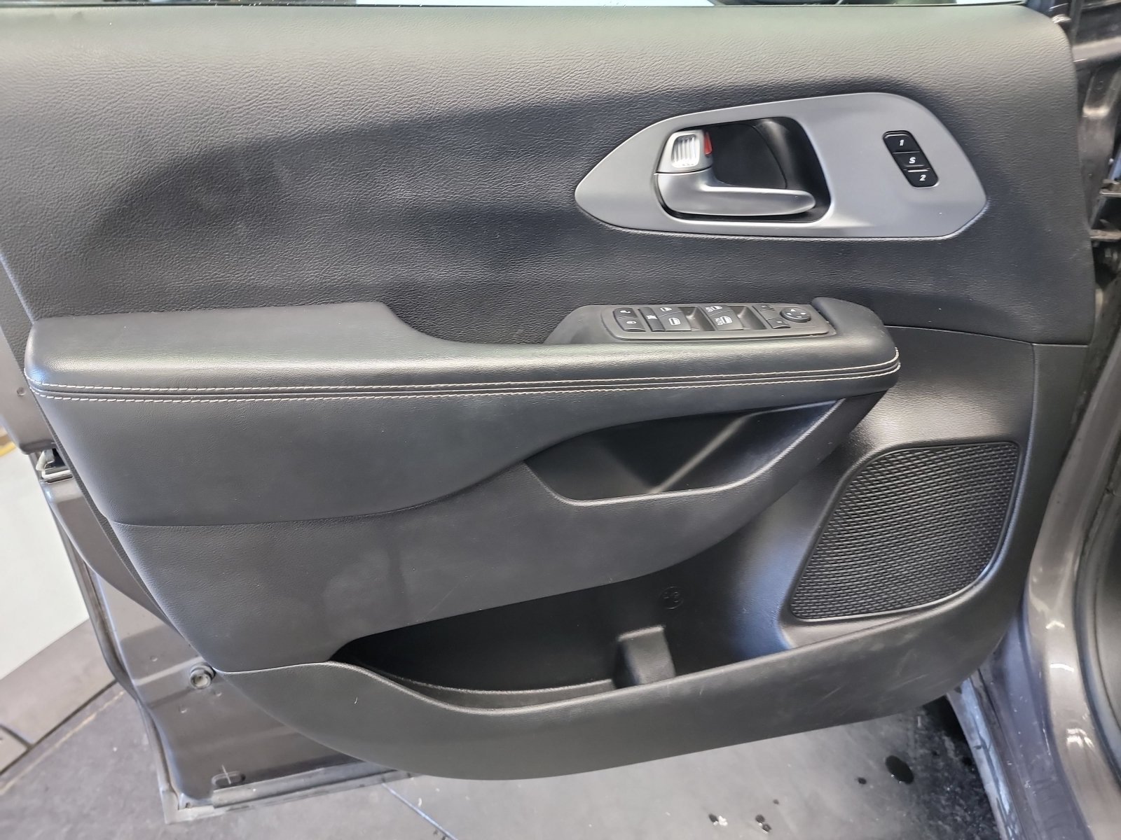 Used 2021 Granite Crystal Metallic Clearcoat Chrysler Touring L image 12