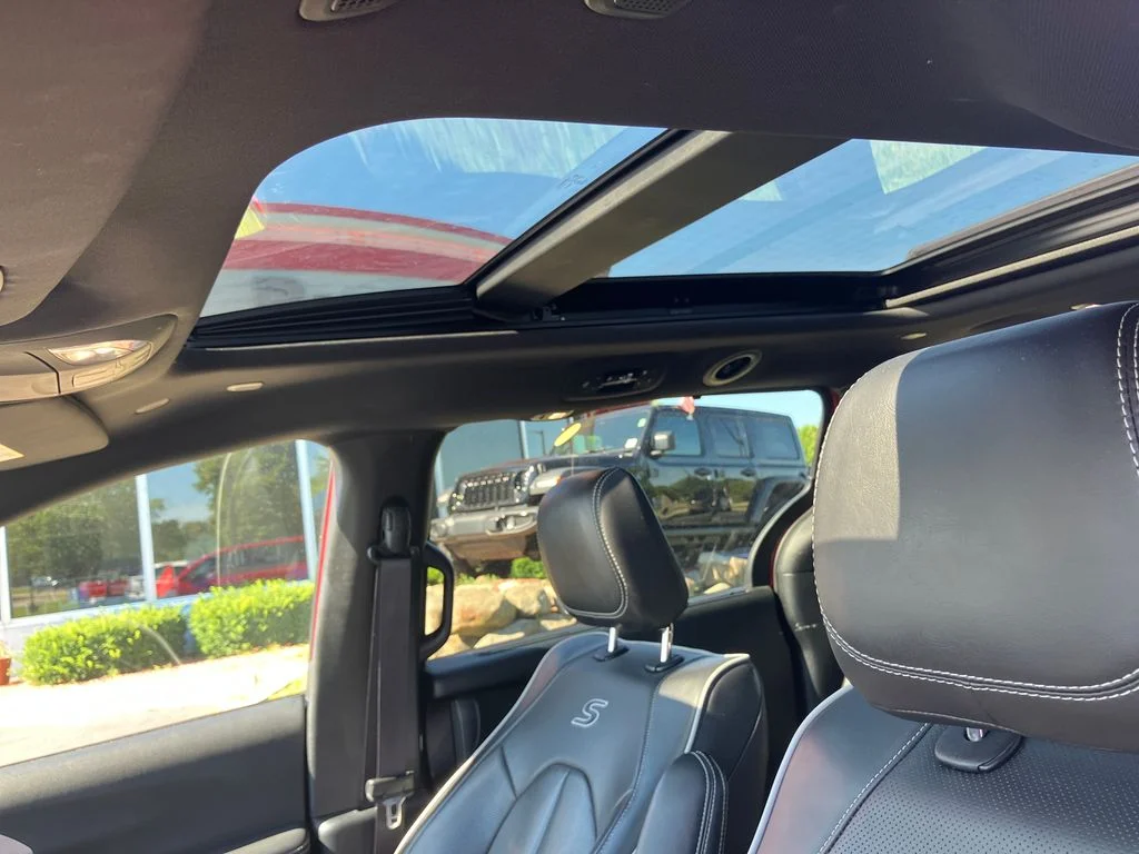Used 2025 Red Chrysler Limited image 5