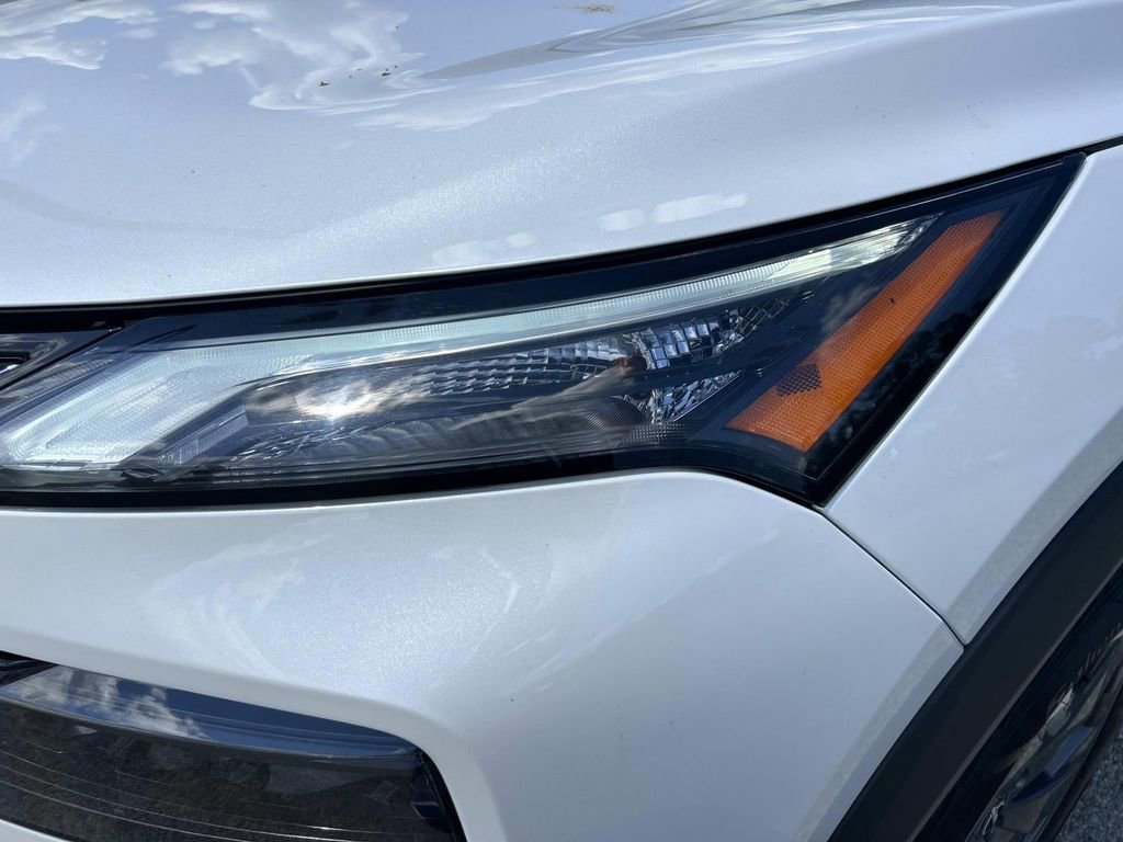 Used 2024 Everest White Pea Nissan SV image 10