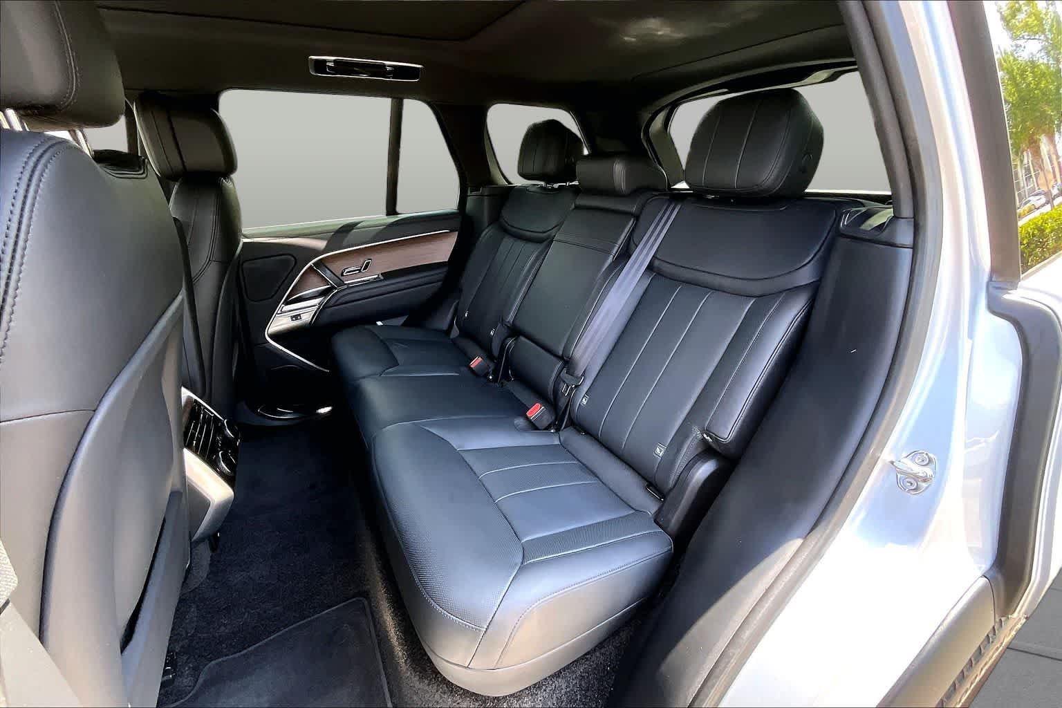 Used 2025 Hakuba Silver Metallic Land Rover SE image 37