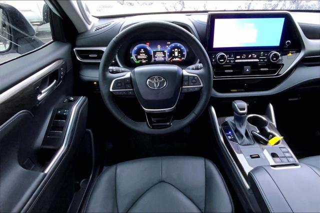 Certified Used 2025 WIND CHILL PEARL Toyota  image 6