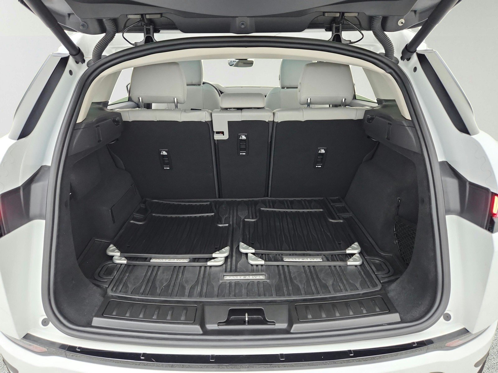 Used 2021 Fuji White Land Rover S image 32