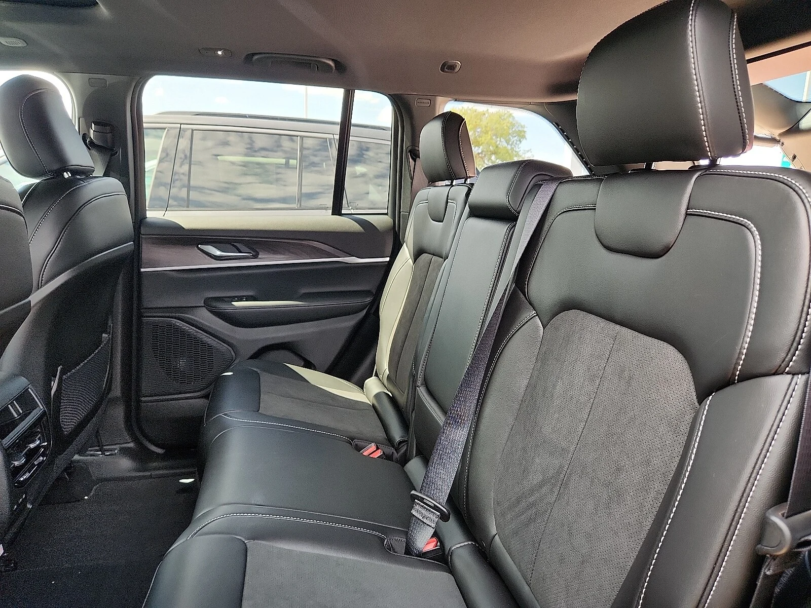 New 2027 High-Gloss Black Paint Jeep LAREDO ALTITUDE 4X4 image 8