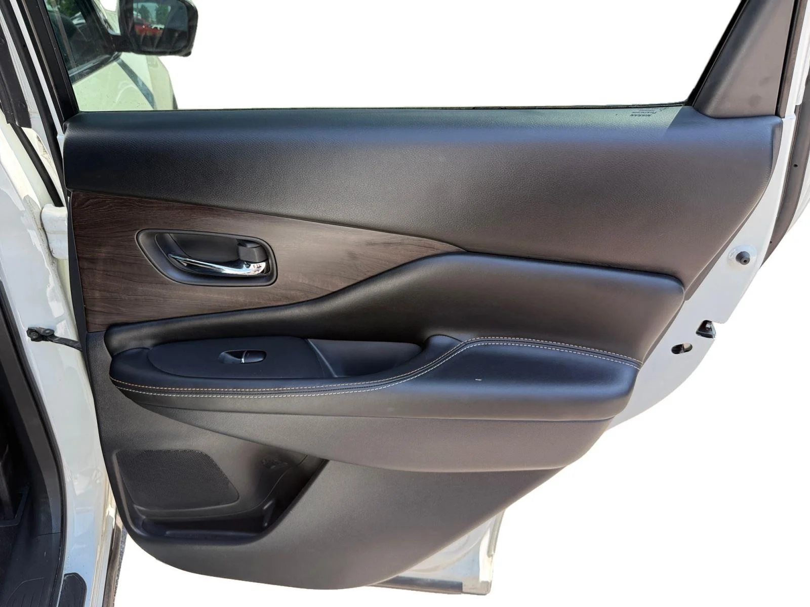 Used 2022 WHIE Nissan Platinum image 26