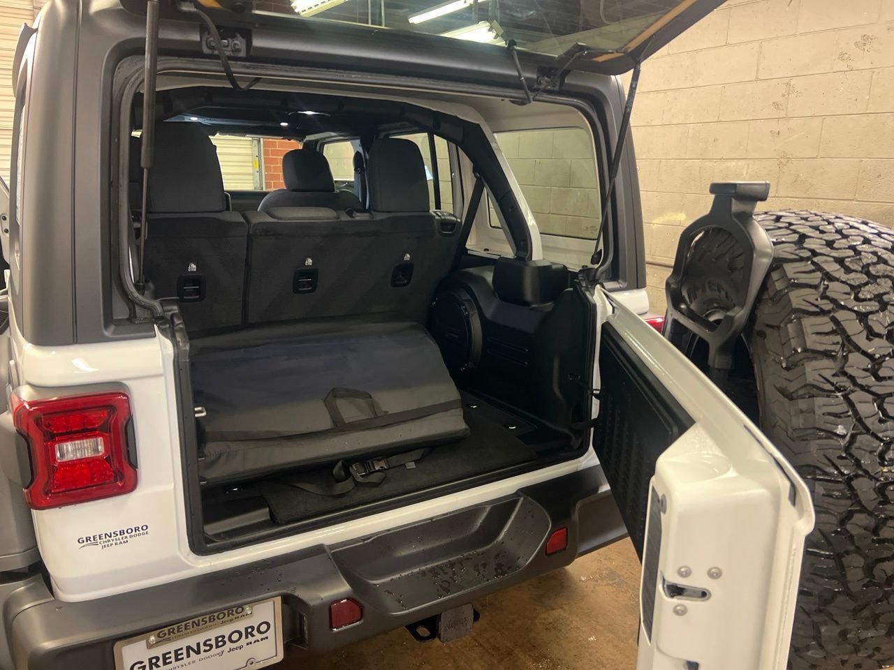 Used 2024 White Jeep Rubicon image 37