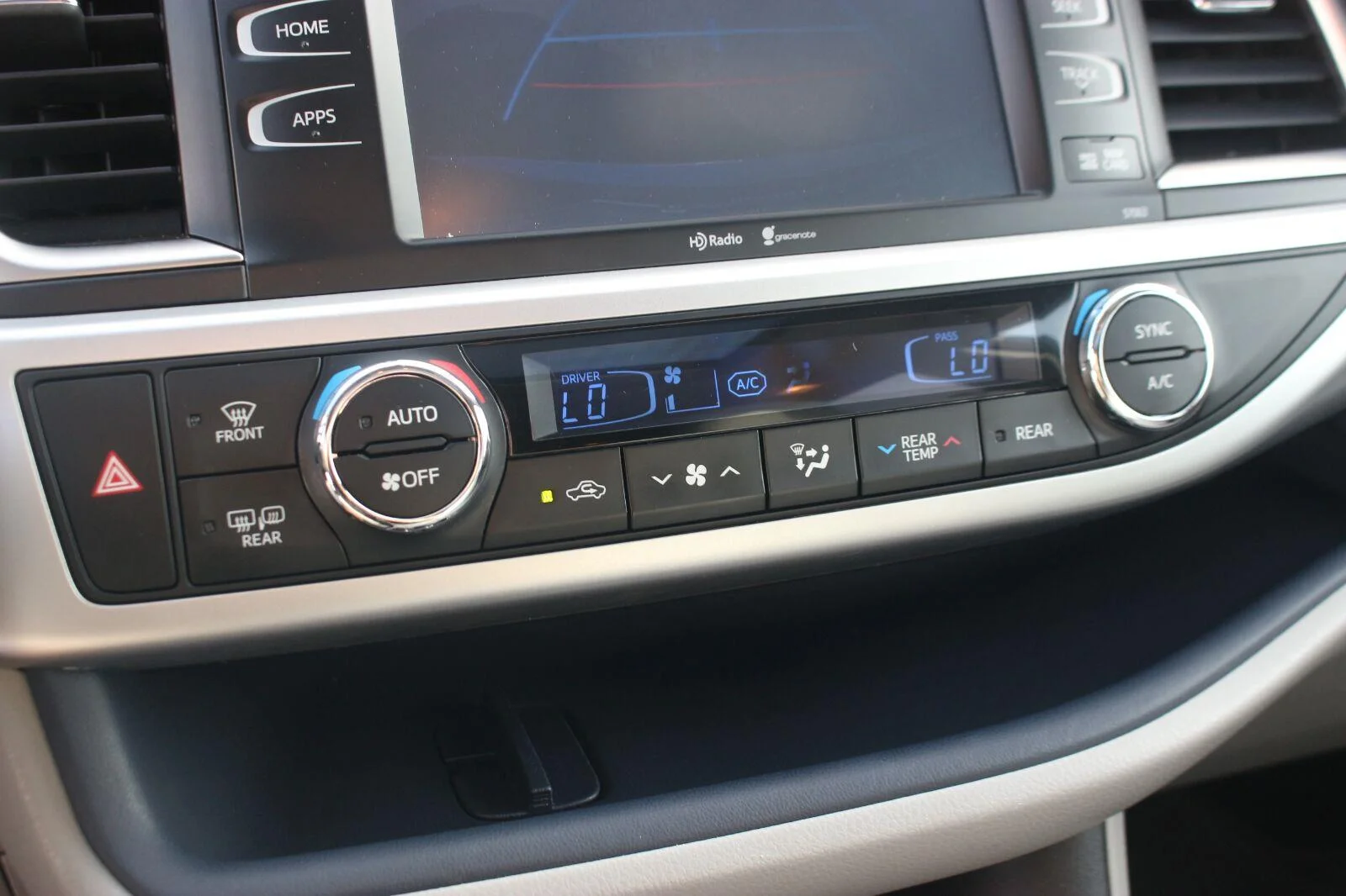 Used 2015  Toyota XLE image 26