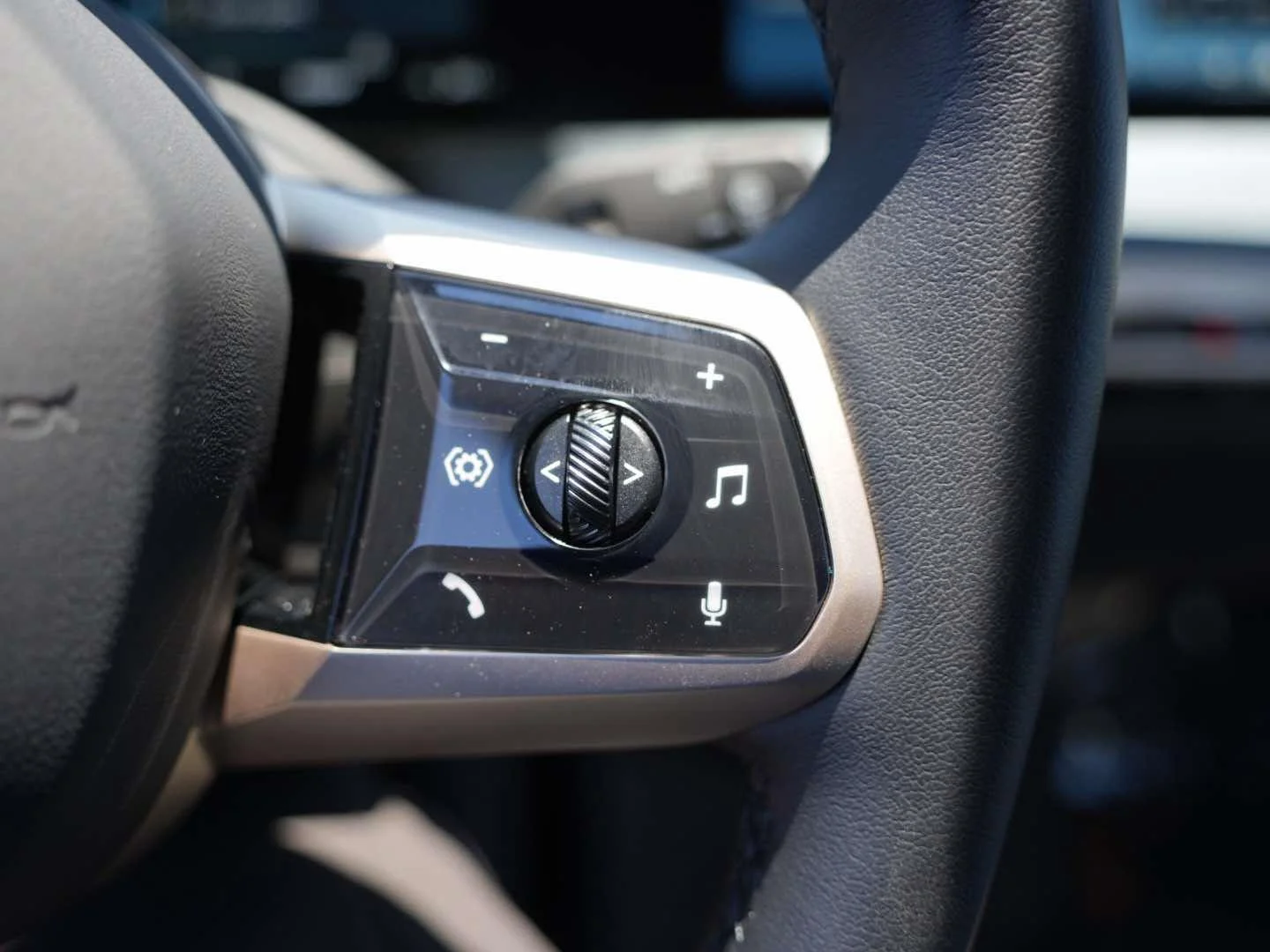 Used 2024 Alpine White BMW xDrive50 Sports Activity Vehicle image 16