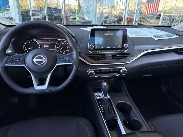 Used 2025 White Nissan SV FWD image 12