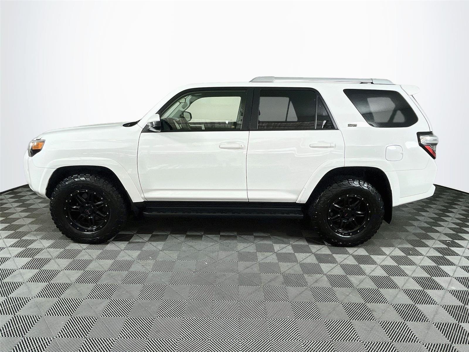 Used 2018 Super White Toyota SR5 image 4