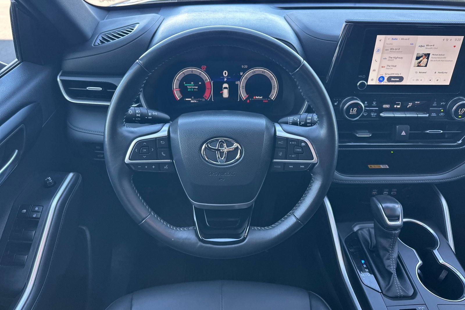 2025 Toyota Highlander LE - Photo 14