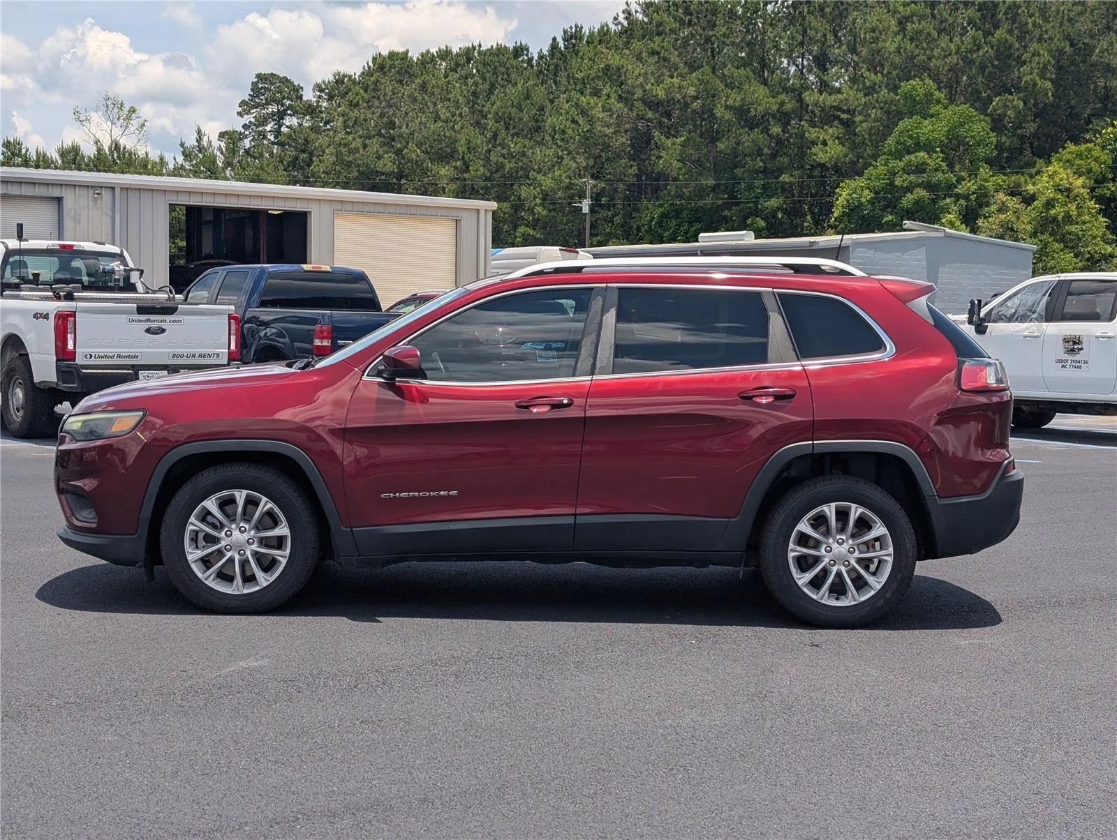 Used 2019 Velvet Red Pearlcoat Jeep Latitude image 2