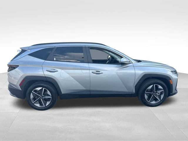 Used 2025 Silver Hyundai SEL Convenience image 6