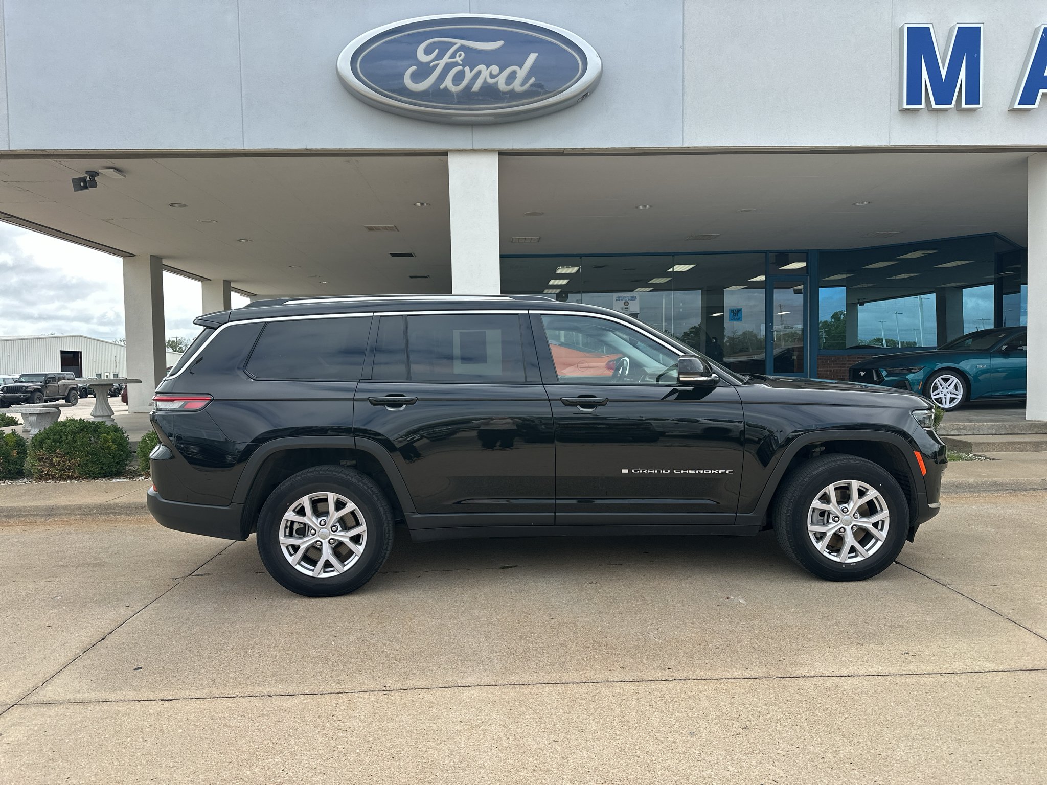 Used 2022 Diamond Black Crystal Pearlcoat Jeep Limited image 9
