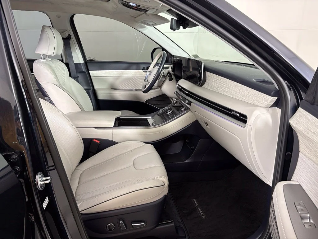 Used 2023 White Hyundai Calligraphy image 21