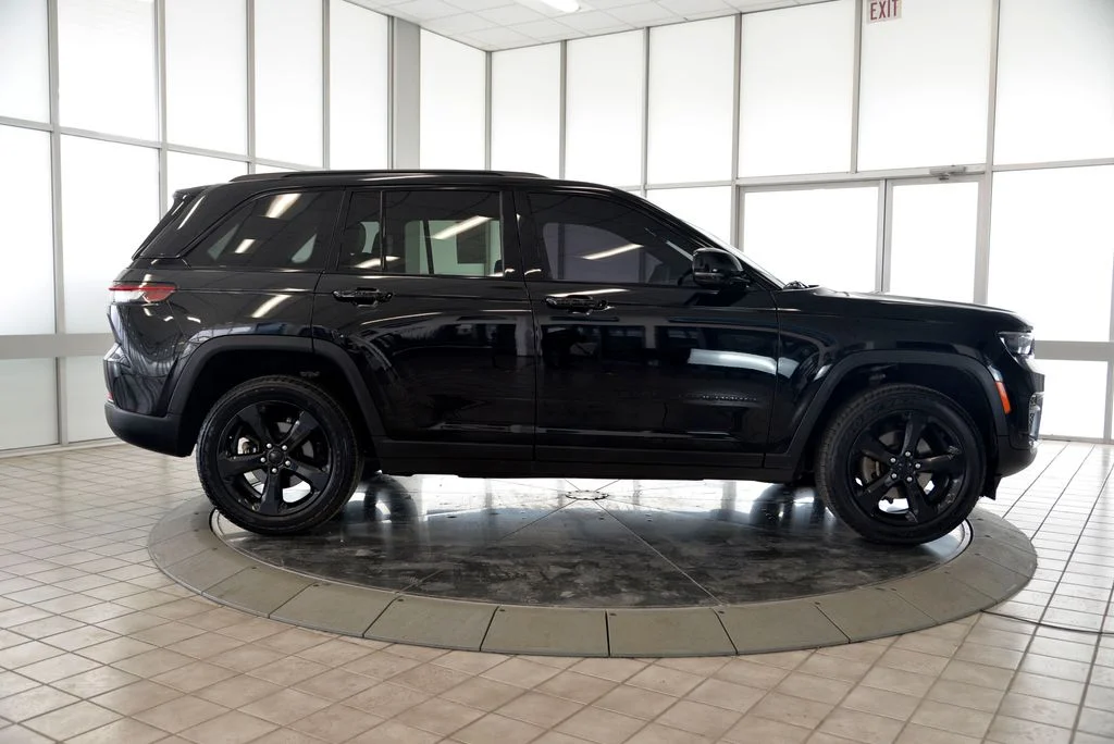 Used 2023 Black Jeep Altitude X image 9