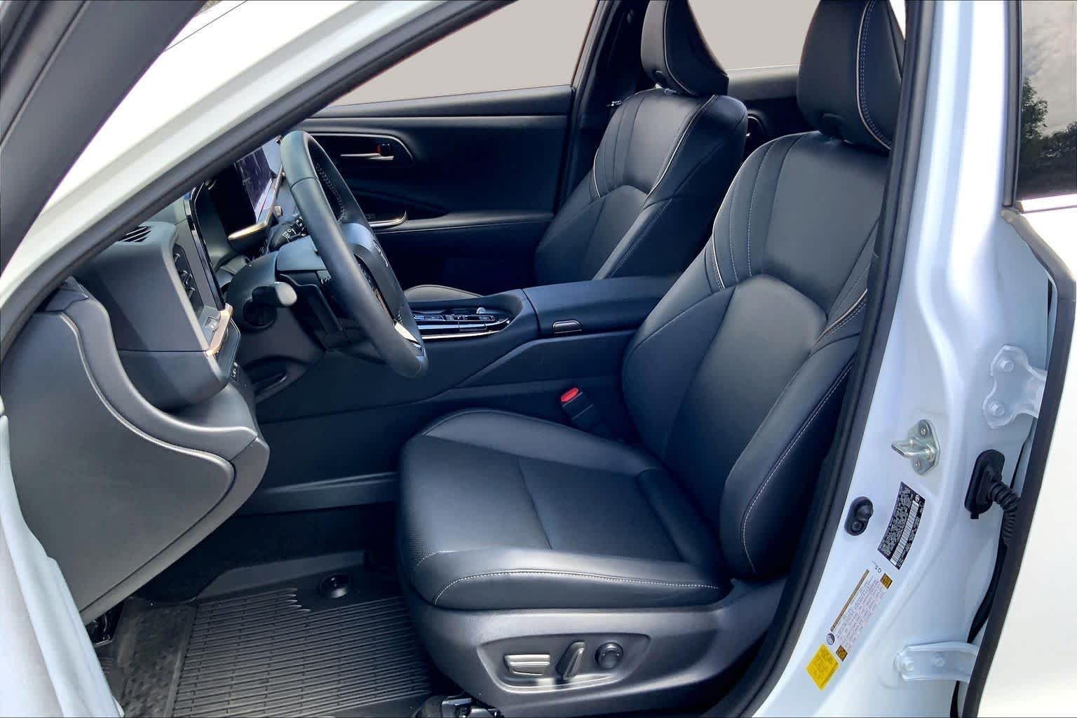 Used 2025 Oxygen White Toyota XLE image 9