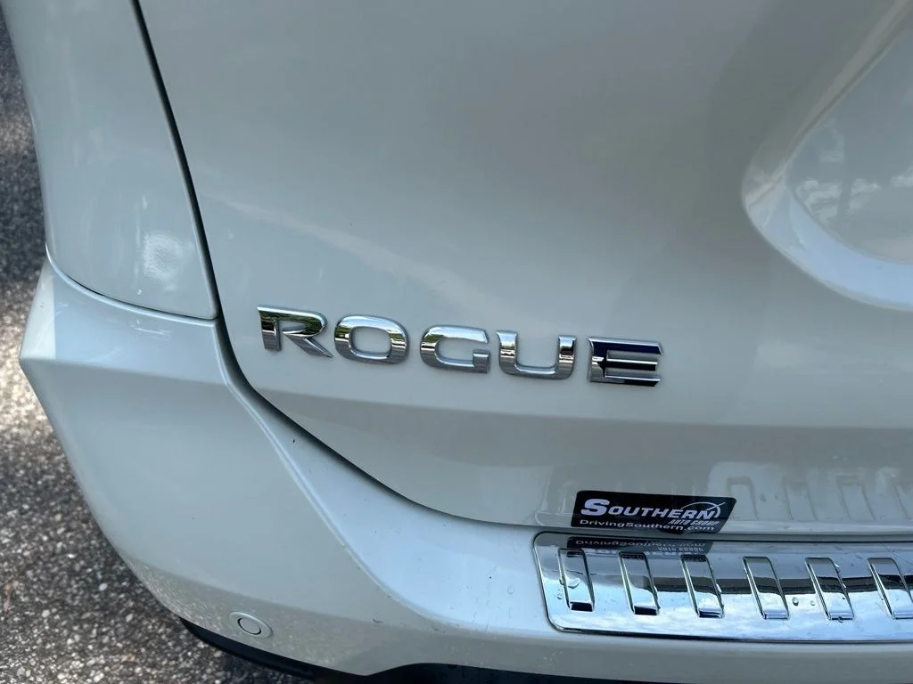 Used 2019 White Nissan SL image 11