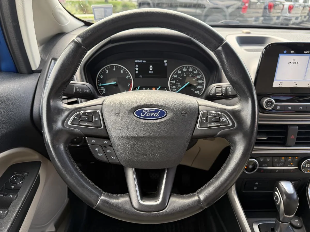 Used 2018 Blue Ford SE image 25