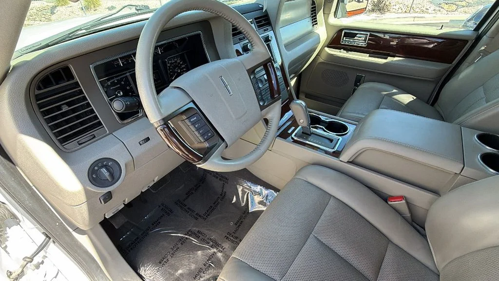 Used 2014 White Platinum Clearcoat Metallic Lincoln Base image 10