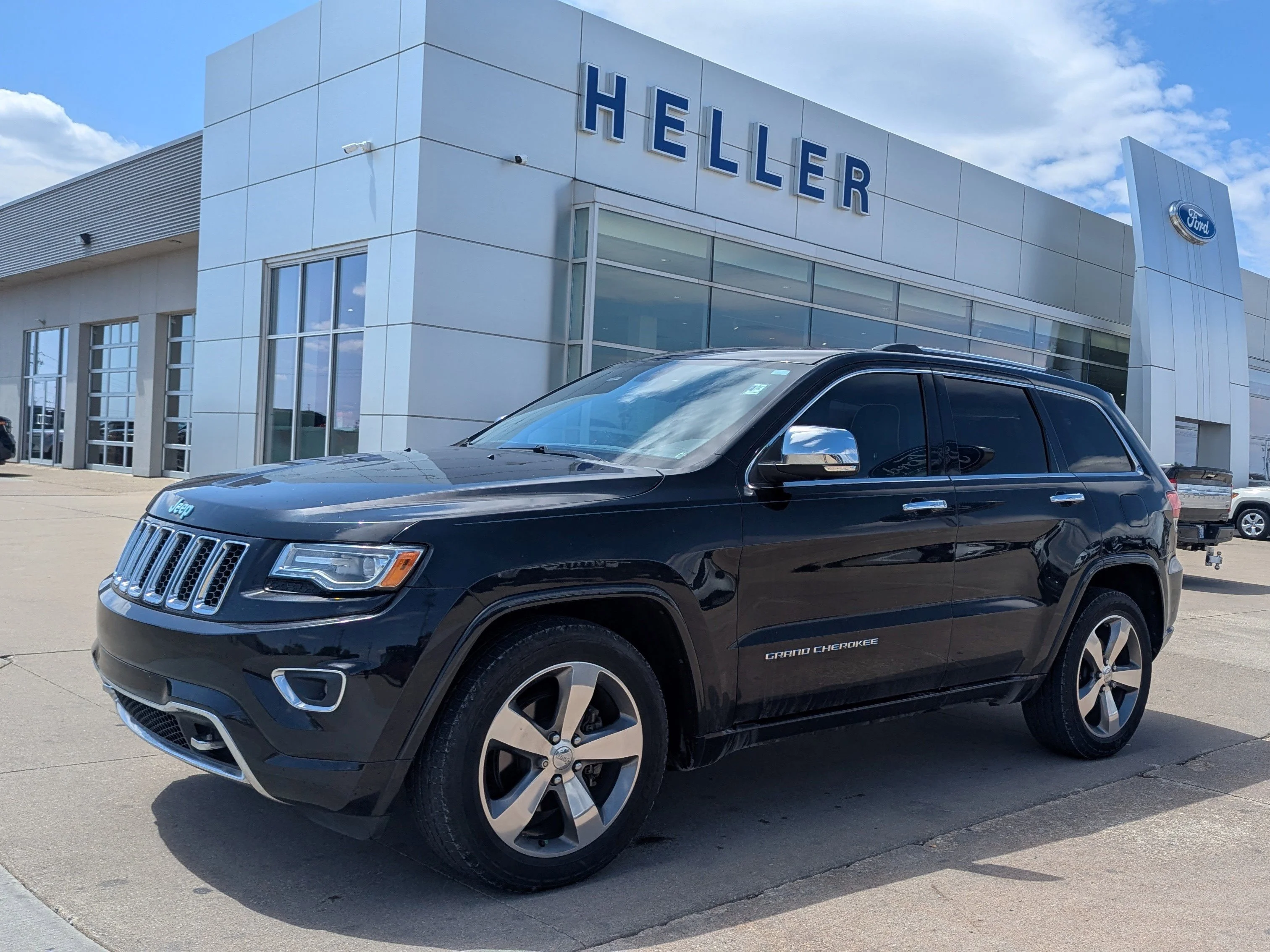 Used 2014 Brilliant Black Crystal Pearlcoat Jeep Overland image 3