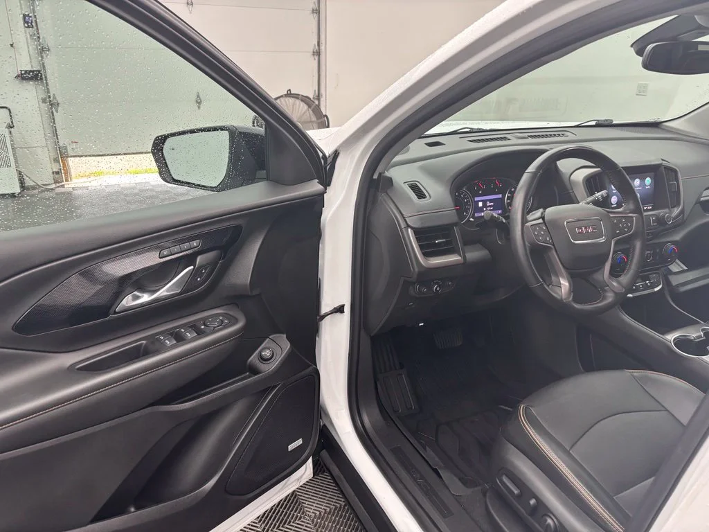 Used 2022 White GMC AT4 image 17