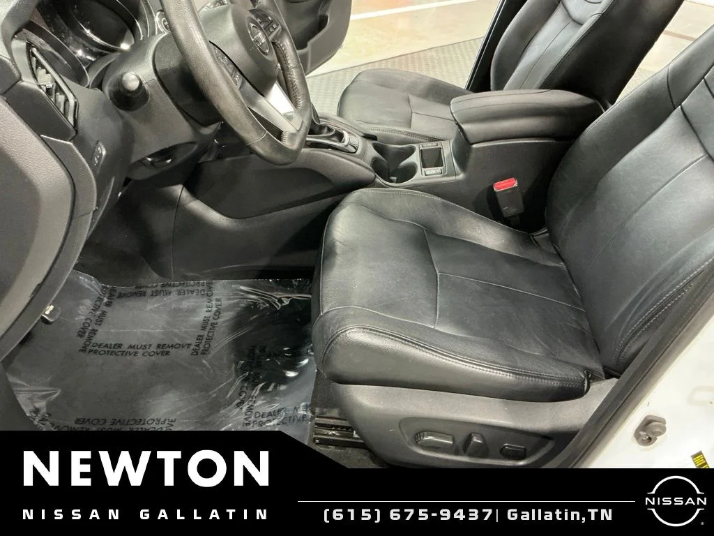 Used 2018 Pearl White Nissan SV image 12