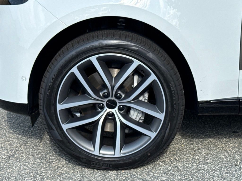 New 2026 Fuji White Land Rover SE image 9