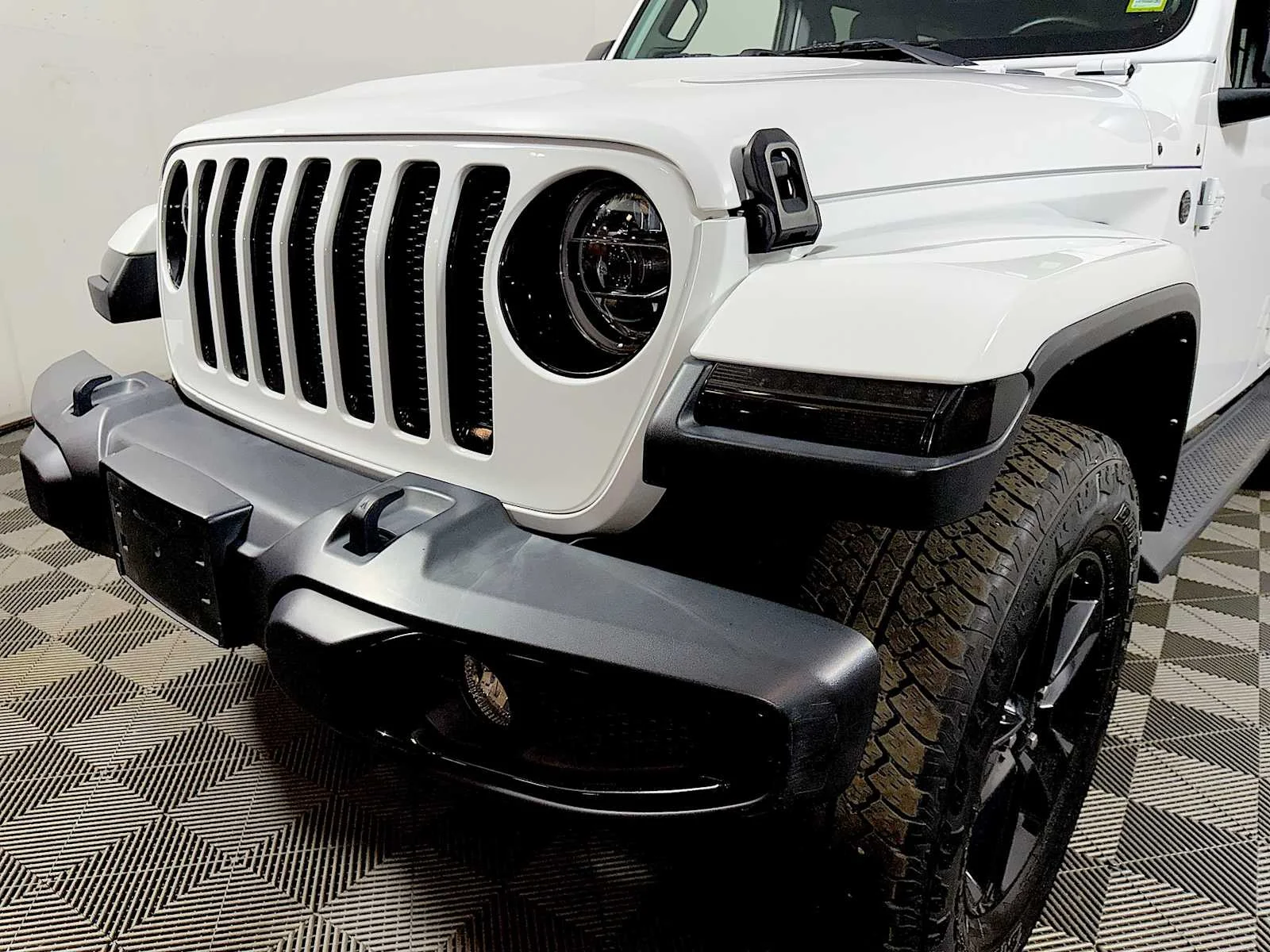 Used 2021 Bright White Clearcoat Jeep Unlimited Sahara Altitude image 25