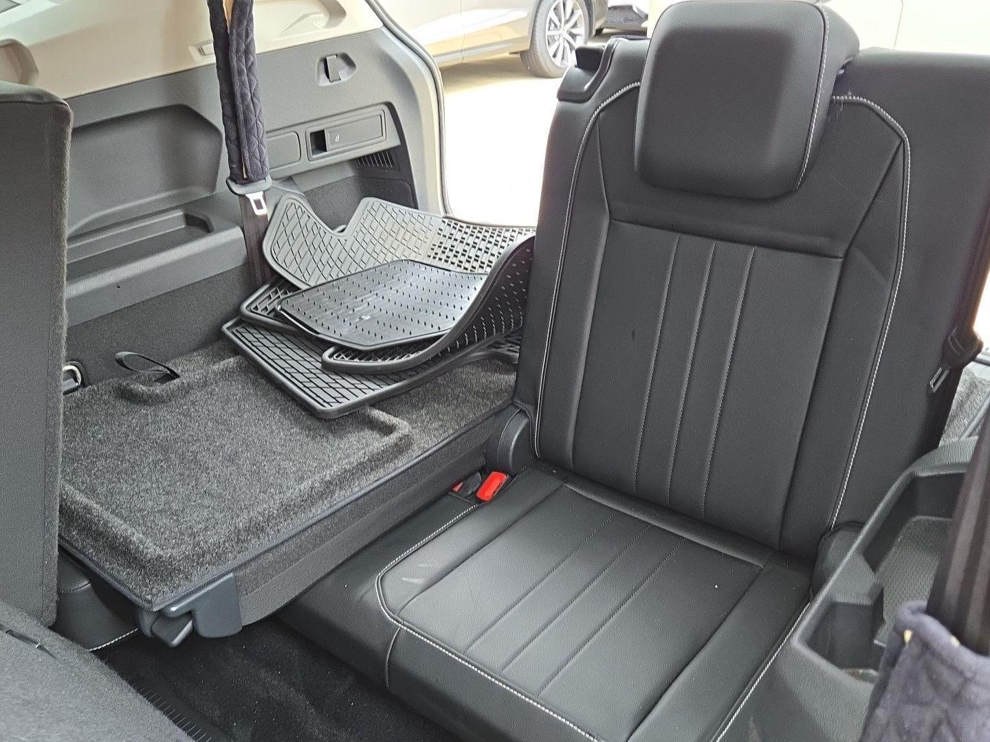 Used 2022 Deep Black Pearl Volkswagen SE image 6