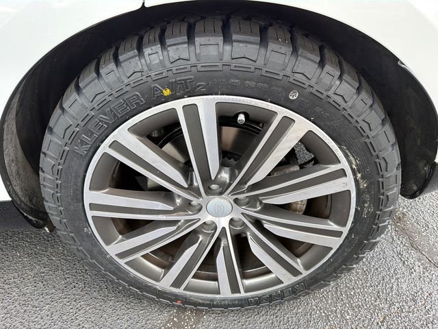 Used 2023 White Land Rover SE image 20