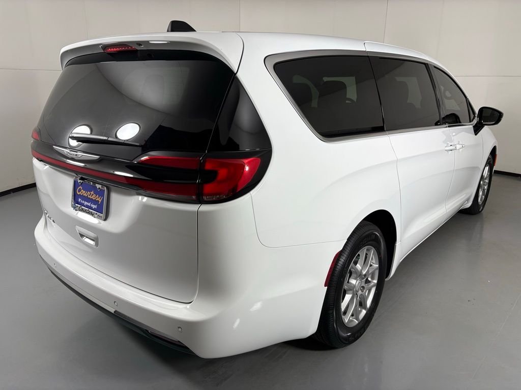 New 2026 Bright White Clear-Coat Exterior Paint Chrysler Select image 8
