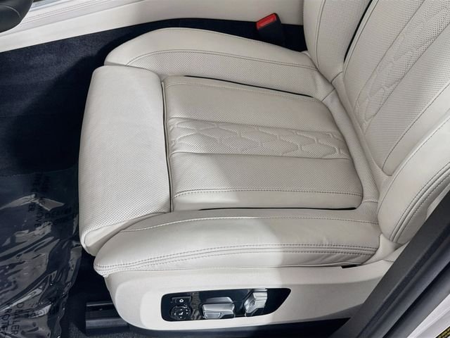 Used 2027 White Metallic BMW xDrive40i image 19