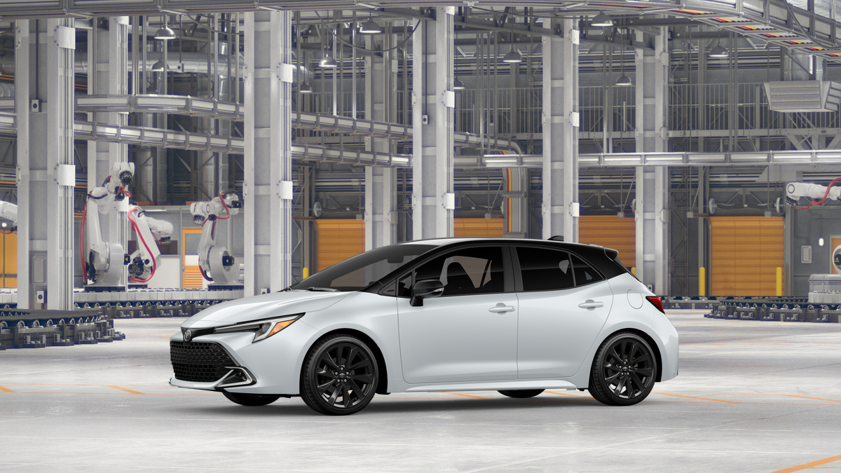 New 2027 Wind Chill Pearl with Black roof Toyota XSE image 3