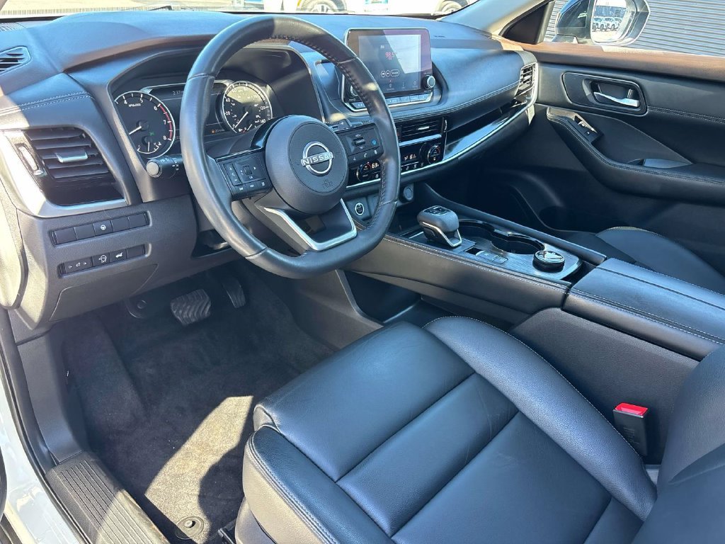 Used 2023 White Nissan SL image 21