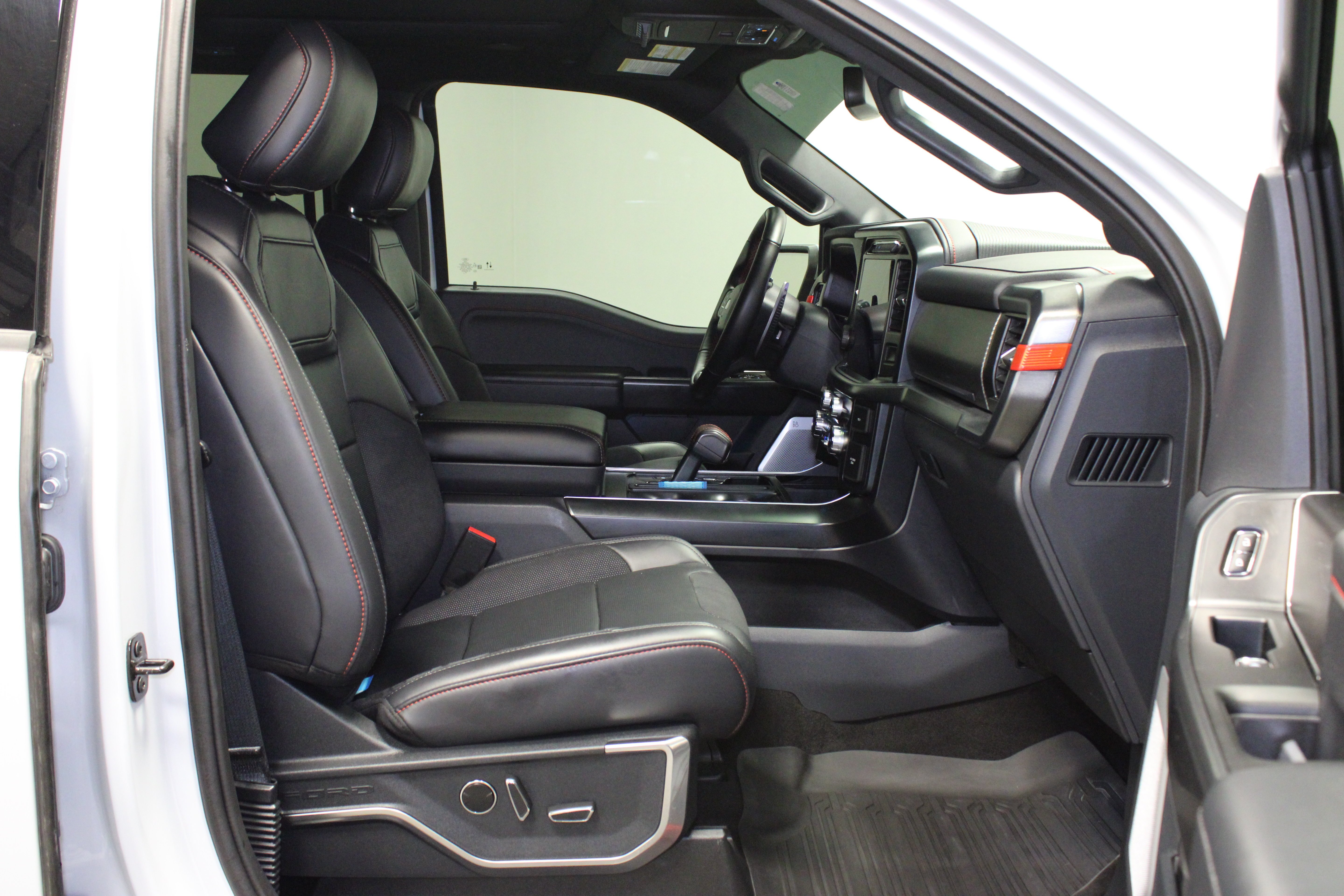Used 2025 Space White Metallic Ford Raptor image 17
