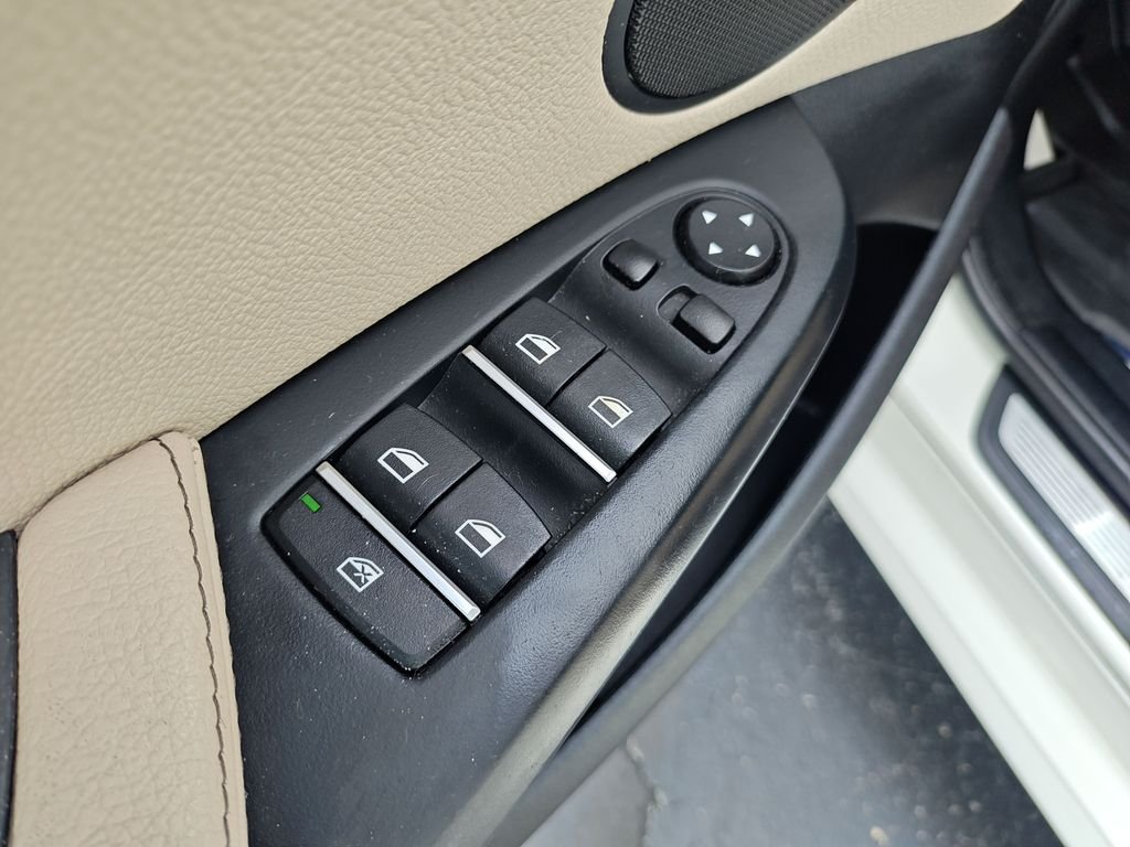 Used 2013 White BMW xDrive28i image 11