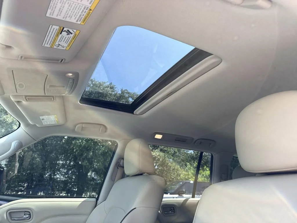 Used 2022 White INFINITI LUXE image 31